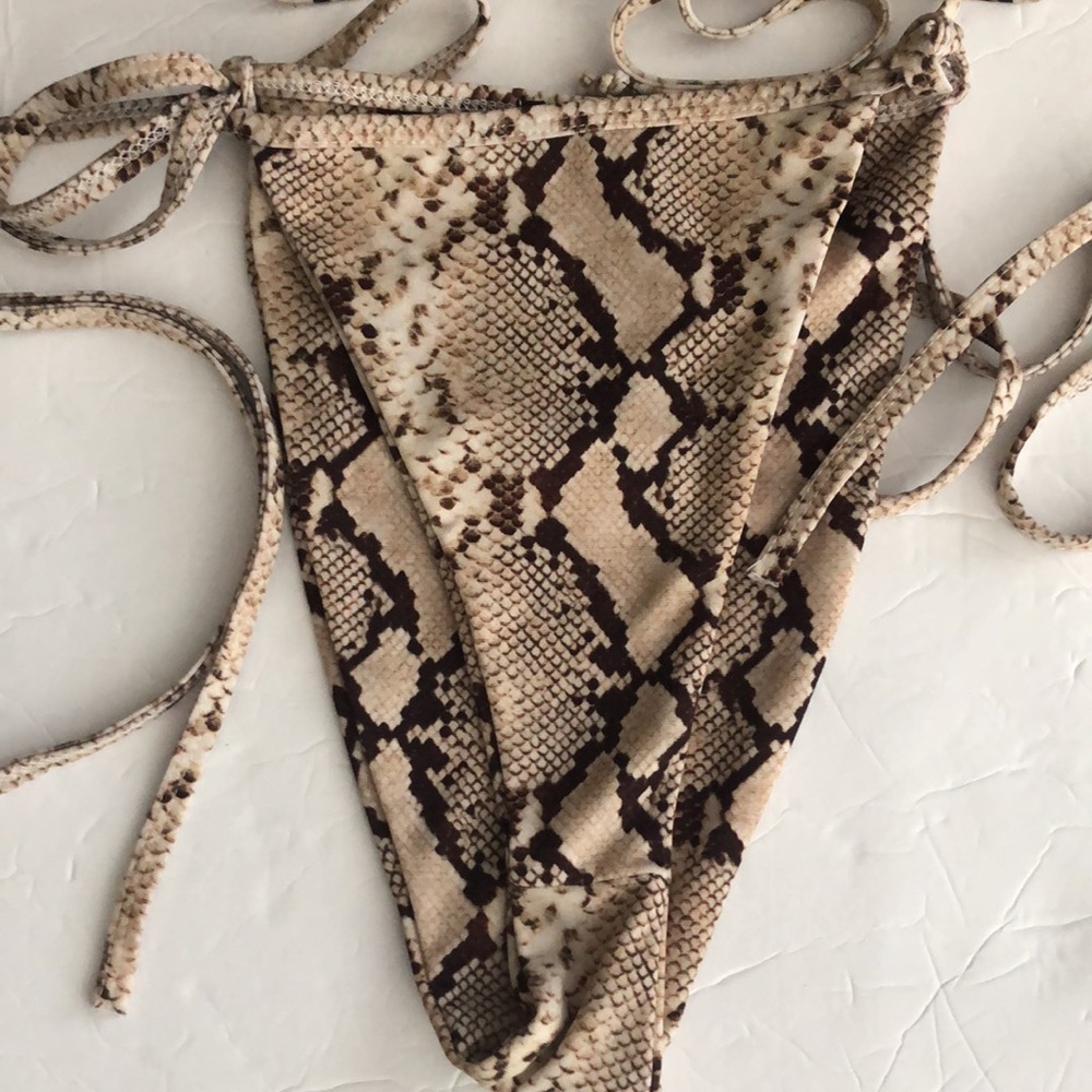 Nasty Gal Bikini Triangle  Swimsuit Snake High Leg SZ 2 Brown Tan - Picture 2 of 6